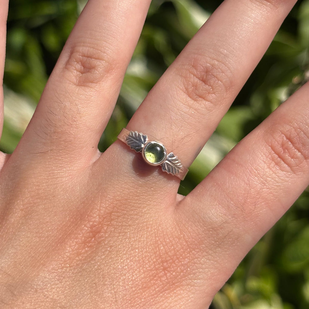 Peridot Leaf Ring (Tiny Circle)