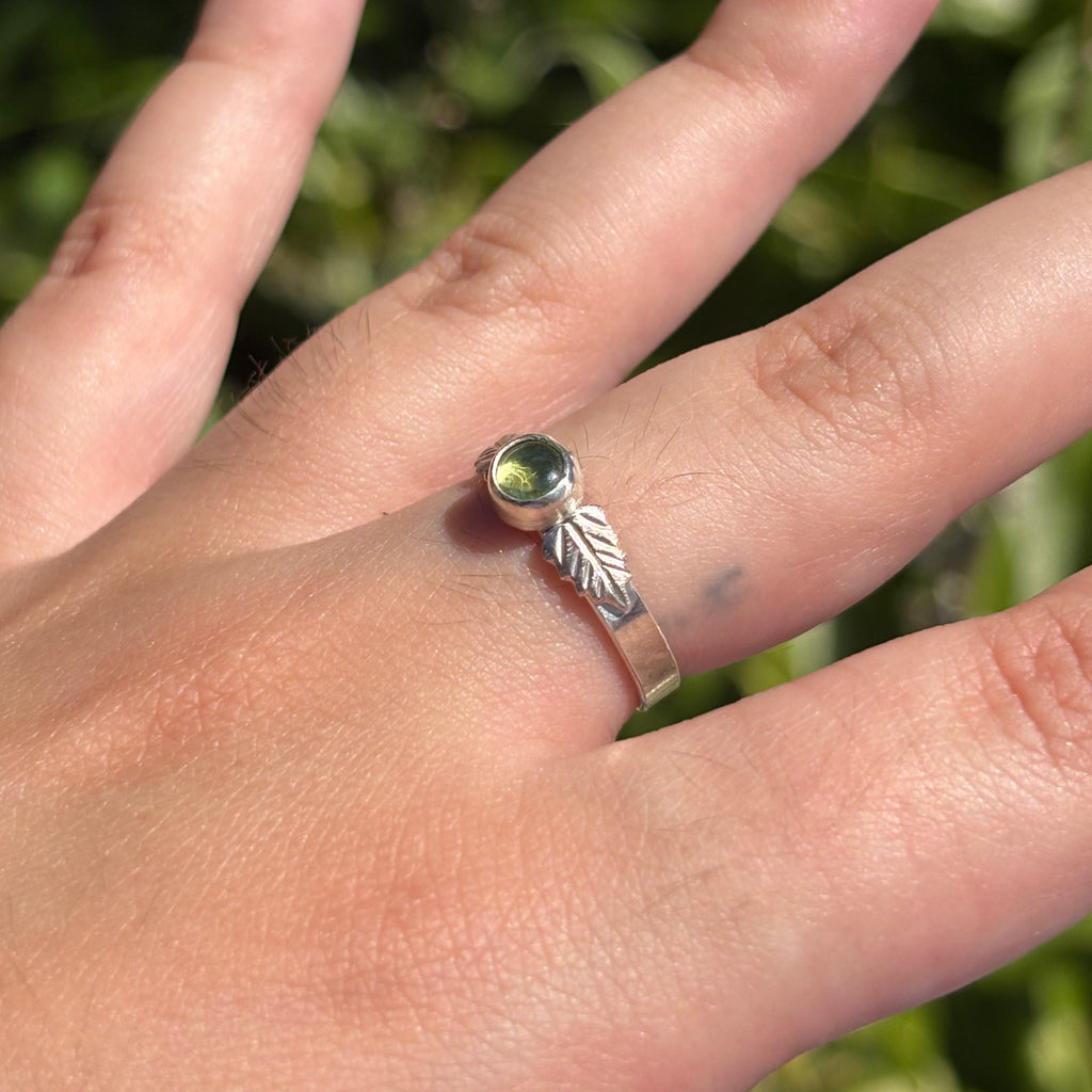 Peridot Leaf Ring (Tiny Circle)