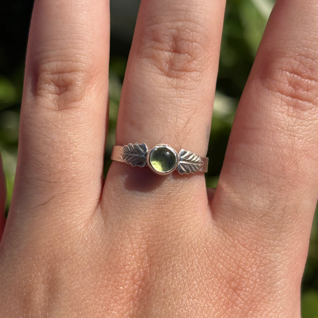Peridot Leaf Ring (Tiny Circle)