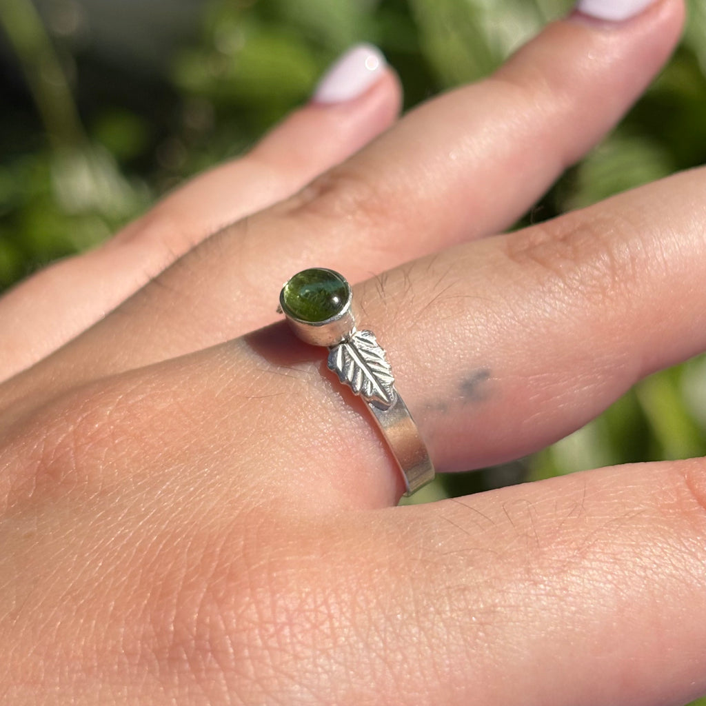 Peridot Leaf Ring (Oval)